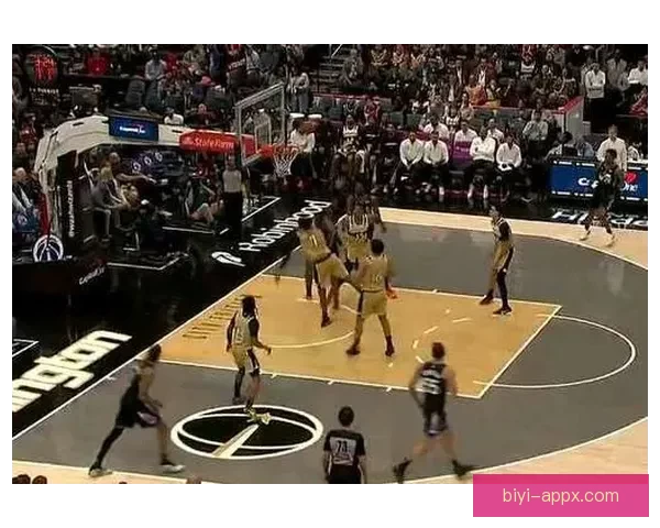 多尔特突破上篮重摔倒地受伤 已返回更衣室接受检查